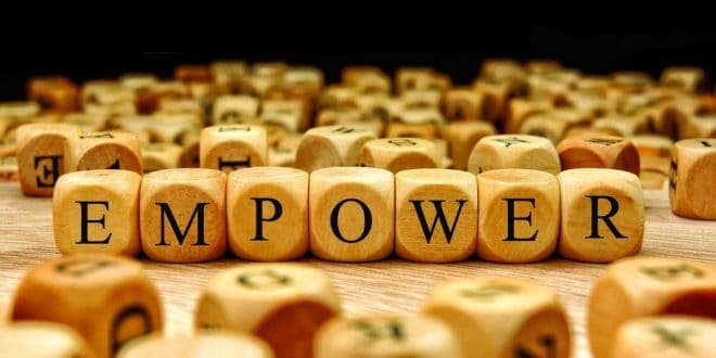 تاثير إدارة الموارد البشرية الصحيحة على اتباع استراتيجية تؤسسها على تمكين الموظفين في المنظومة